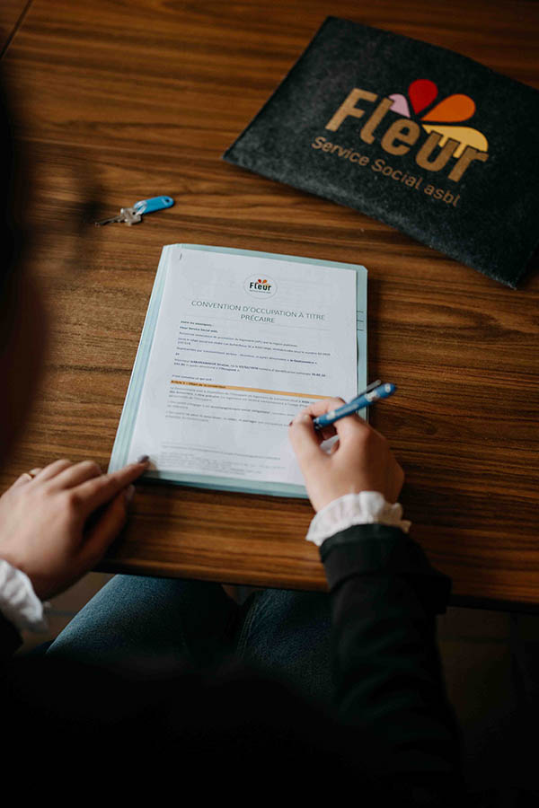 Deux mains signent un document officiel