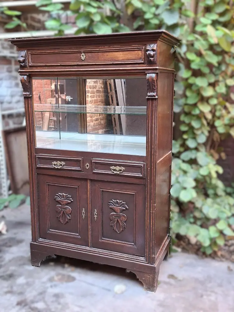 Avant - buffet vitrine tête de Lion.webp