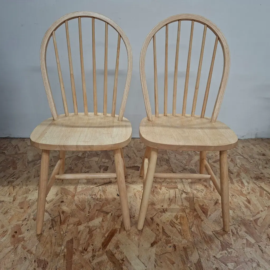 chaises face.webp