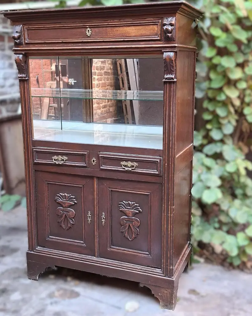 Avant - buffet vitrine tête de Lion.webp