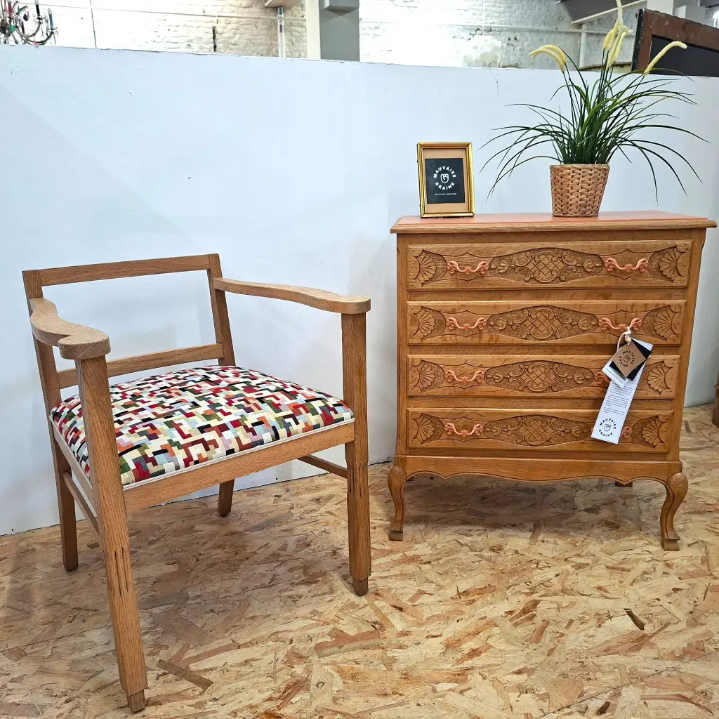 mis en scene avec commode.webp