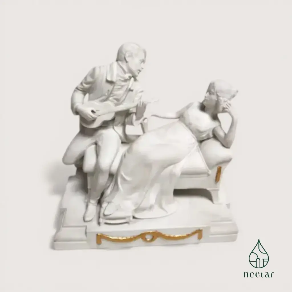 Statuette romantique en biscuit de porcelaine