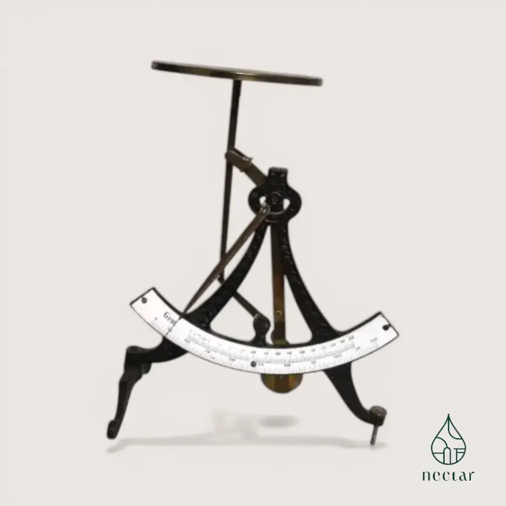 Balance de précision ancienne en fonte et laiton