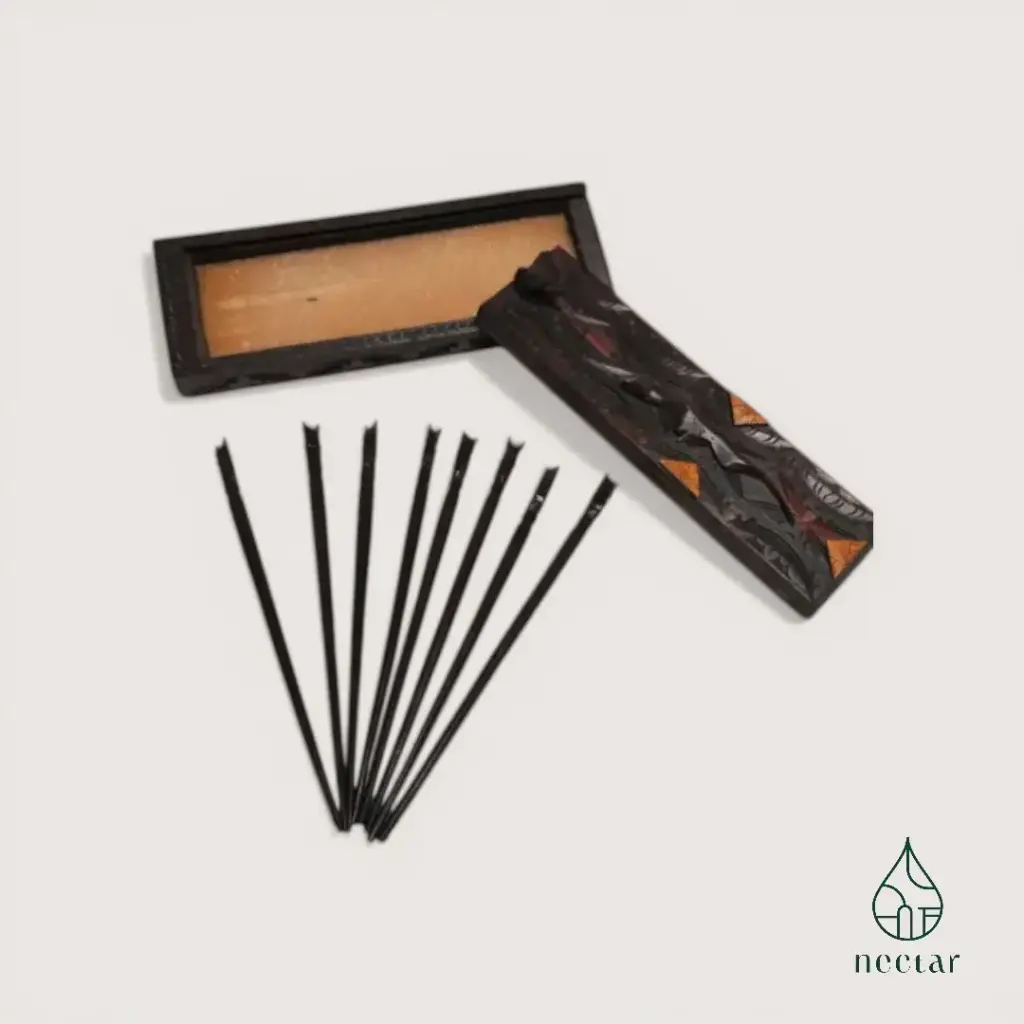 Coffret en bois sculpté avec 8 baguettes décoratives