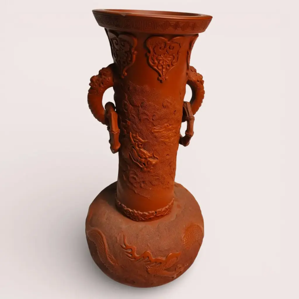 Grand vase décoratif en terre cuite à motifs dragons