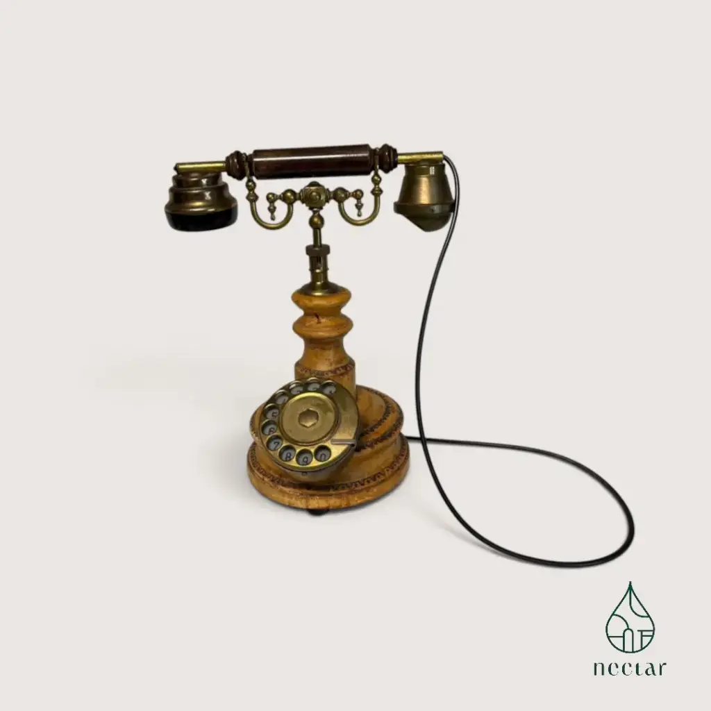 Téléphone vintage en cuir & laiton – Style ancien