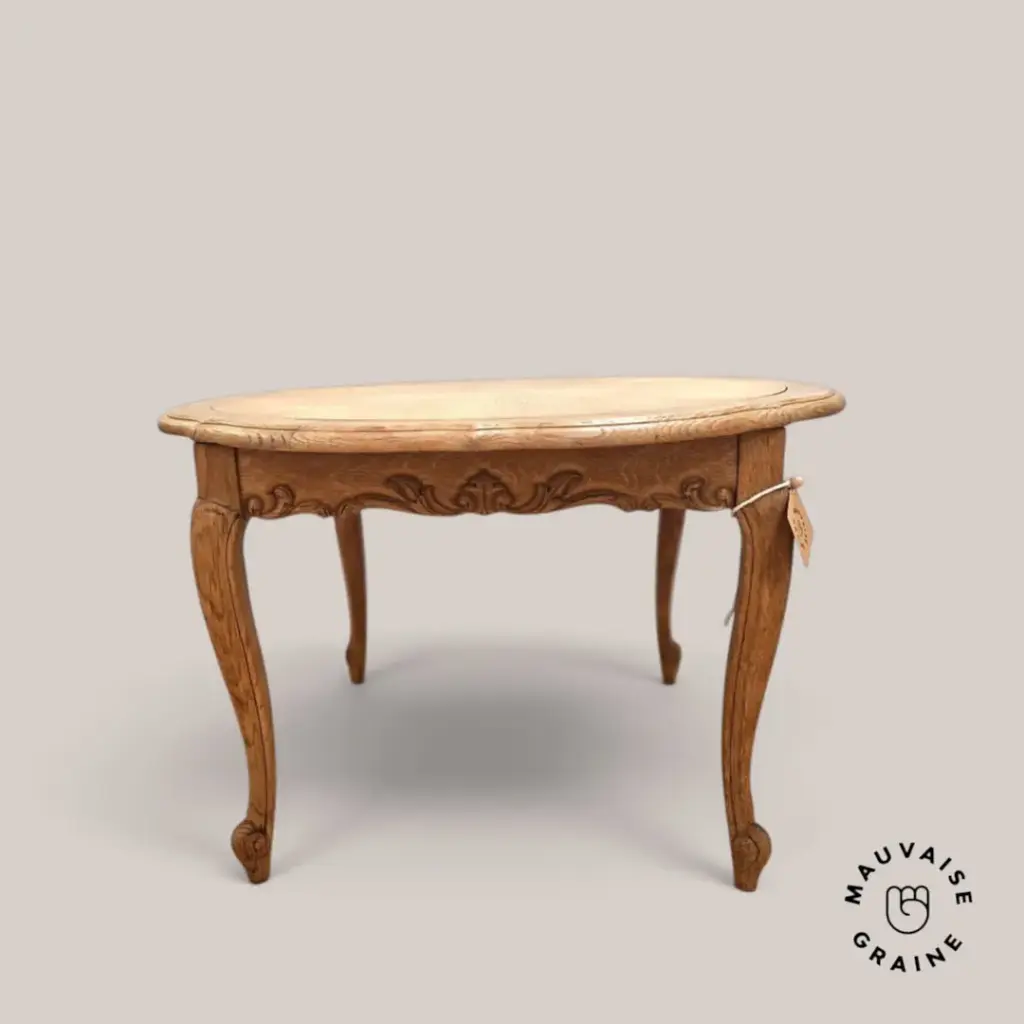 Table basse ronde sculptée en chêne 