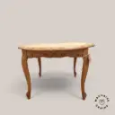 Table basse ronde sculptée en chêne 