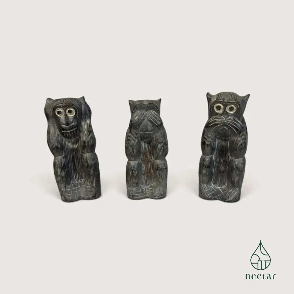 Trio de singes de la sagesse en bois sculpté – Noir patiné
