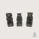 Trio de singes de la sagesse en bois sculpté – Noir patiné