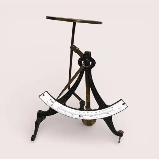 Balance de précision ancienne en fonte et laiton