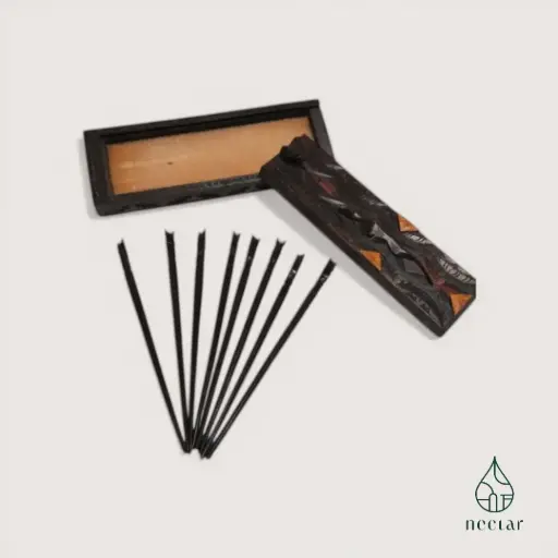 [A/1/250916] Coffret en bois sculpté avec 8 baguettes décoratives