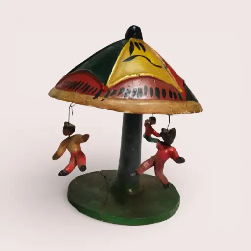 Manège artisanal avec figurines suspendues