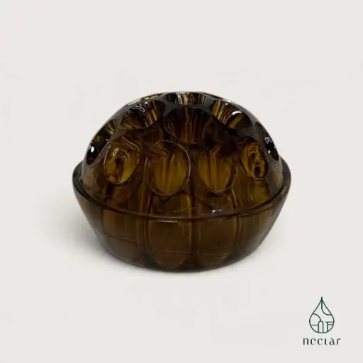 [E/02/261010] Pique-fleurs ancien George Davidson – Verre ambré – 19 trous